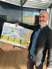 Klaas met de symbolische overhandiging aan FMN
